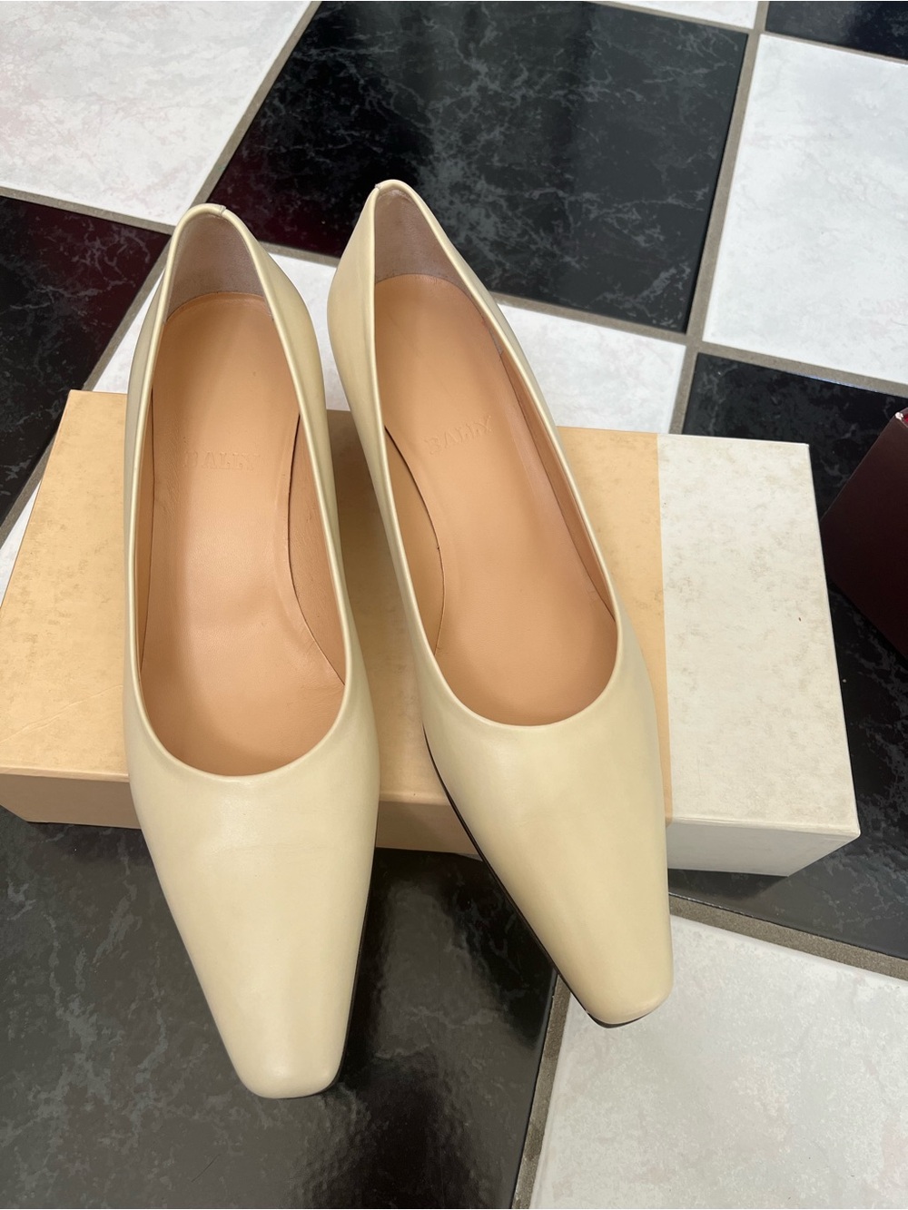 NIB 100% AUTH Bally Cream Cal Leather Squared Toe Pumps Sz 8